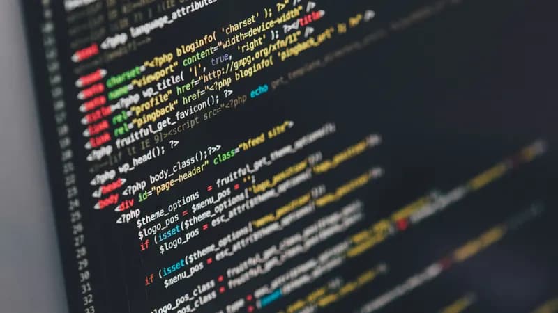 Un écran d’ordinateur affichant du code source en couleurs.